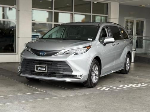 2023 Toyota Sienna XLE 8 Passenger