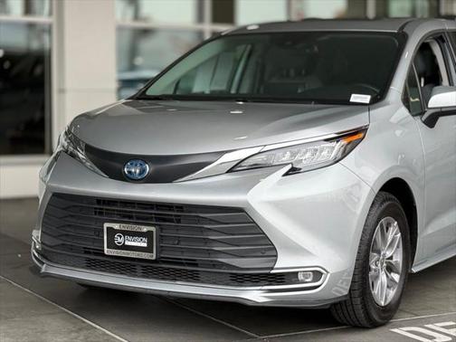 2023 Toyota Sienna XLE 8 Passenger