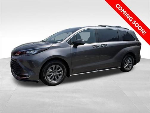 2022 Toyota Sienna XLE 8 Passenger