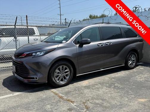 2022 Toyota Sienna XLE 8 Passenger