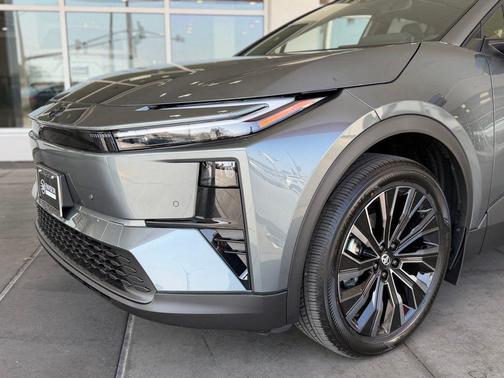 Overcast 2026 Toyota C-HR XSE