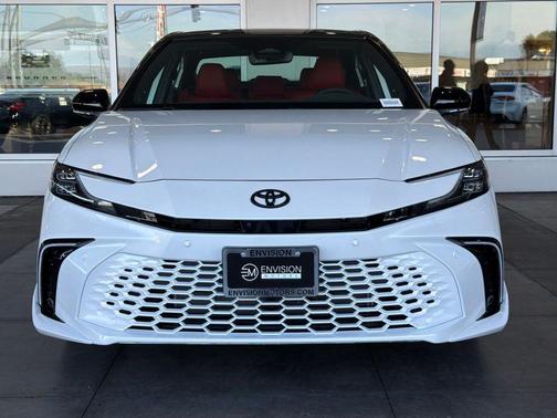 Wind Chill Pearl w/Midnight Black Metallic Roof 2026 Toyota Camry XSE