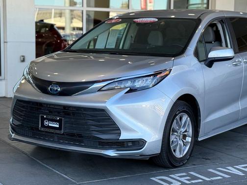 2024 Toyota Sienna LE