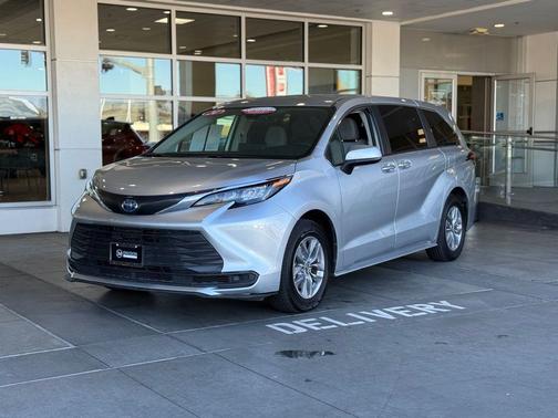 2024 Toyota Sienna LE