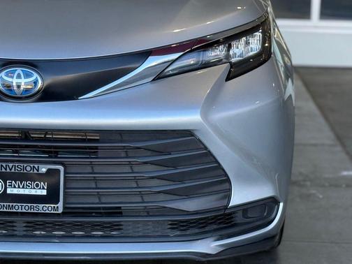 2024 Toyota Sienna LE