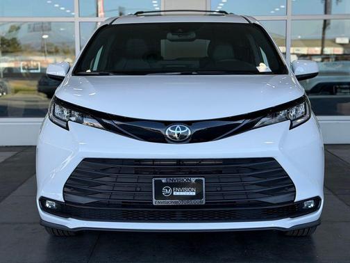 Ice Cap 2026 Toyota Sienna Woodland Edition