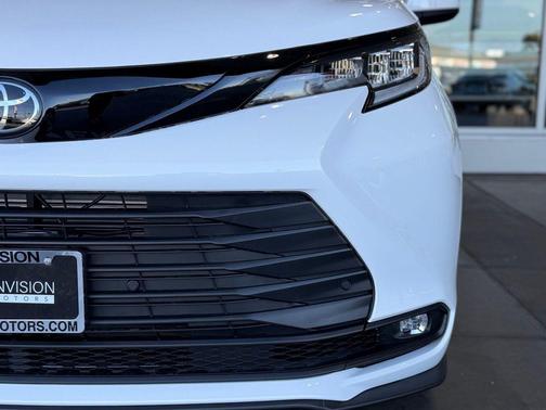 Ice Cap 2026 Toyota Sienna Woodland Edition