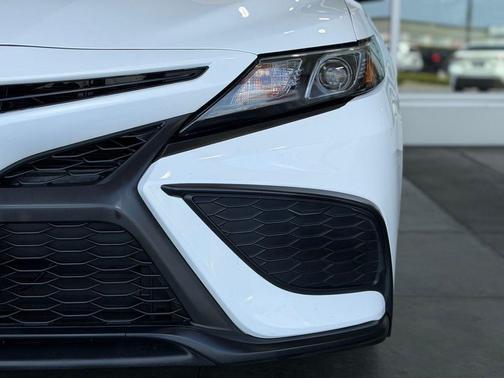 Ice Cap 2024 Toyota Camry Hybrid SE