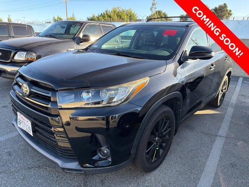 Midnight Black Metallic 2019 Toyota Highlander SE