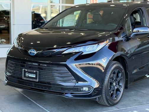 2025 Toyota Sienna Woodland Edition