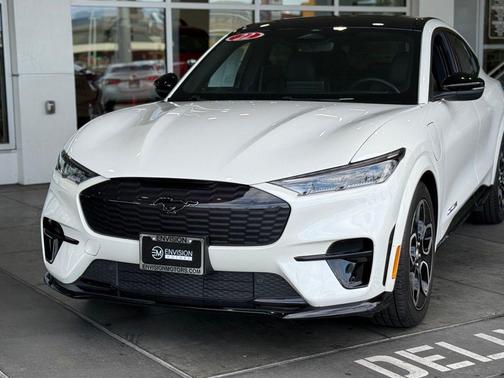 Star White Metallic Tri-Coat 2022 Ford Mustang Mach-E GT