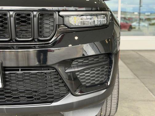 Diamond Black Crystal Pearlcoat 2022 Jeep Grand Cherokee Altitude