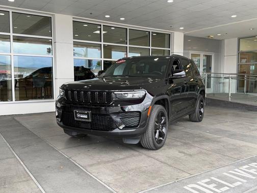 Diamond Black Crystal Pearlcoat 2022 Jeep Grand Cherokee Altitude