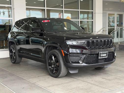 Diamond Black Crystal Pearlcoat 2022 Jeep Grand Cherokee Altitude