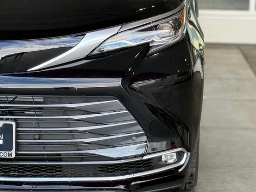 2025 Toyota Sienna Platinum