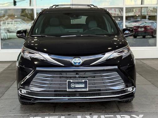 2025 Toyota Sienna Platinum