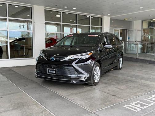 Midnight Black Metallic 2024 Toyota Sienna Platinum