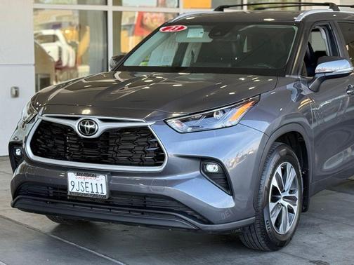 Magnetic Gray Metallic 2023 Toyota Highlander XLE