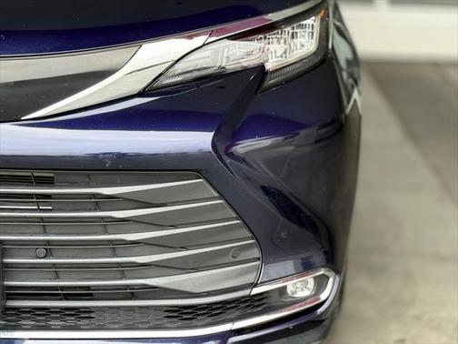2023 Toyota Sienna XLE 8 Passenger