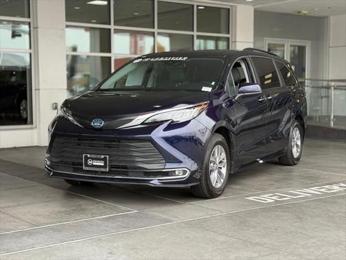 2023 Toyota Sienna XLE 8 Passenger