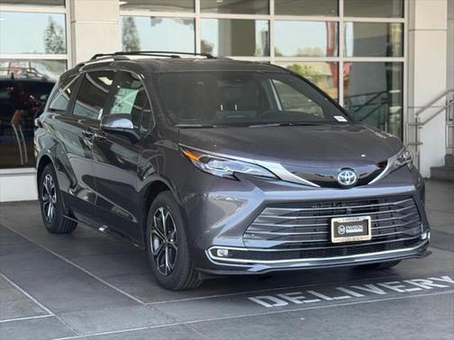 2025 Toyota Sienna Platinum 7 Passenger