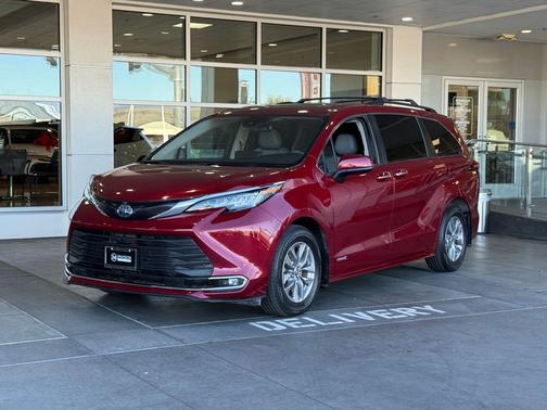 2021 Toyota Sienna XLE 8 Passenger