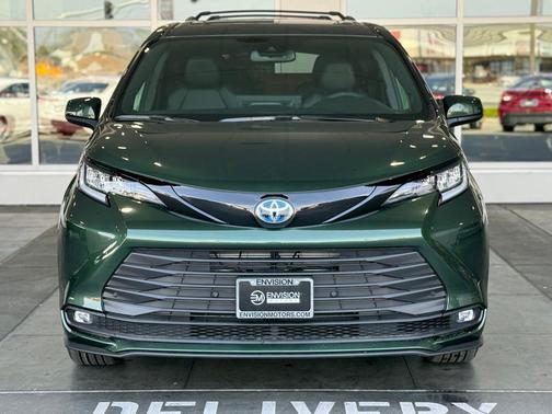 2025 Toyota Sienna Woodland Edition