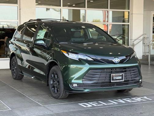 2025 Toyota Sienna Woodland Edition