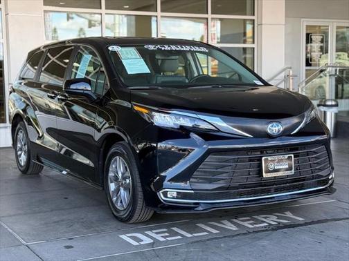 2023 Toyota Sienna XLE 8 Passenger