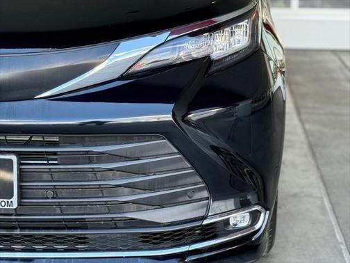 2023 Toyota Sienna XLE 8 Passenger