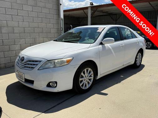 Super White 2011 Toyota Camry XLE