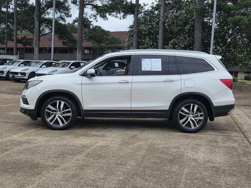 White Diamond Pearl 2017 Honda Pilot Touring