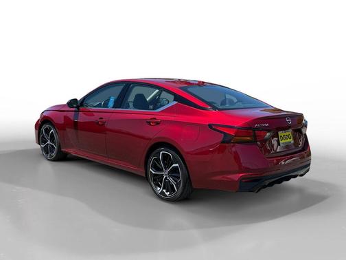 Scarlet 2023 Nissan Altima SR FWD