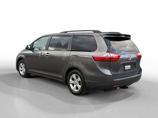 2017 Toyota Sienna LE