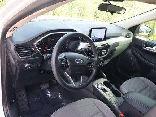 Photo 3 of 33 of 2020 Ford Escape SE