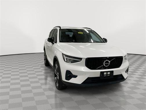 2025 Volvo XC40 B5 Plus Dark Theme