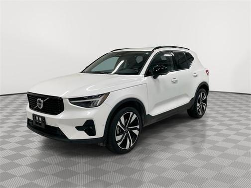 2025 Volvo XC40 B5 Plus Dark Theme
