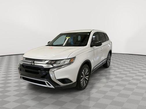 Pearl White 2020 Mitsubishi Outlander ES
