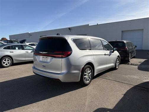2024 Chrysler Pacifica Touring-L
