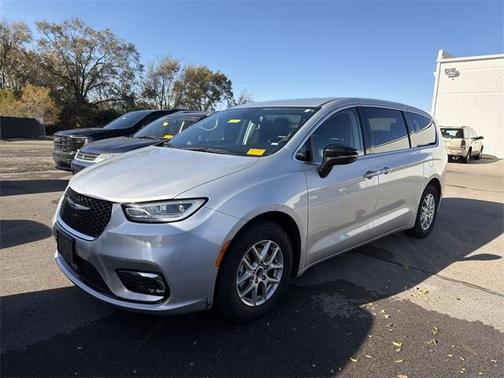 2024 Chrysler Pacifica Touring-L