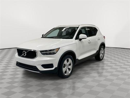 2022 Volvo XC40 T5 Momentum
