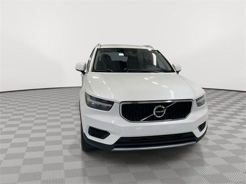 2022 Volvo XC40 T5 Momentum