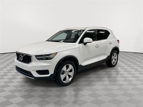 2022 Volvo XC40 T5 Momentum