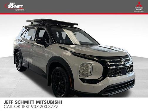 White Diamond / Black 2026 Mitsubishi Outlander Trail Edition