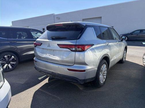 2024 Mitsubishi Outlander ES