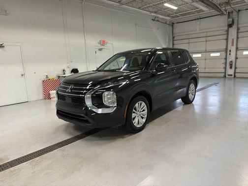 Labrador Black Pearl 2026 Mitsubishi Outlander ES