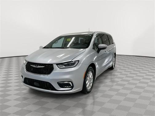 2023 Chrysler Pacifica Touring-L