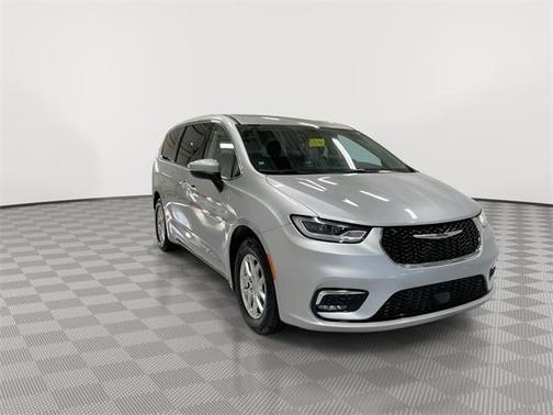 2023 Chrysler Pacifica Touring-L