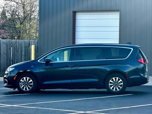 2022 Chrysler Pacifica Hybrid Touring L