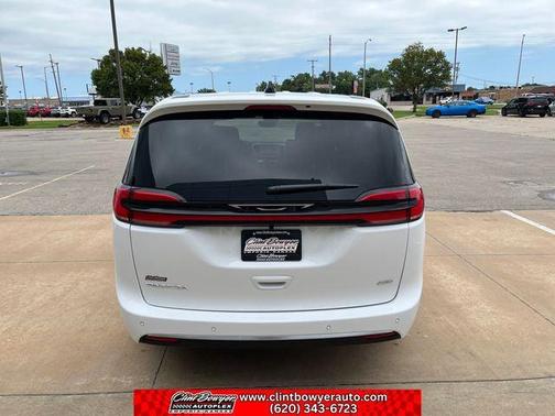 Bright White Clearcoat 2027 Chrysler Pacifica L